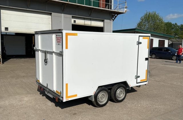 Прицеп Фургон Промтоварный-Пластиковый хит 3.0