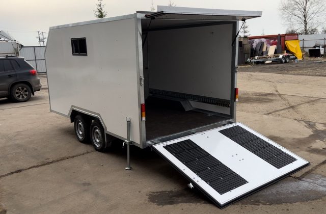 Прицеп фургон для охоты и рыбалки