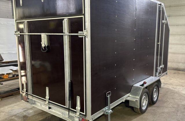 Прицеп для перевозки мототехники с аппарелью