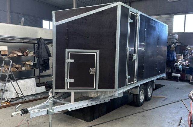 Прицеп «Нос корабля» для команды по мотокроссу