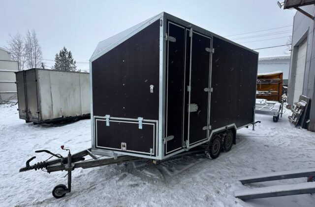 Трейлер для перевоз трех снегоходов